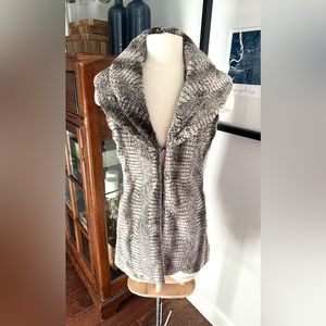 ALICE + OLIVIA grey faux-fur snake-print sleeveless vest sz XS